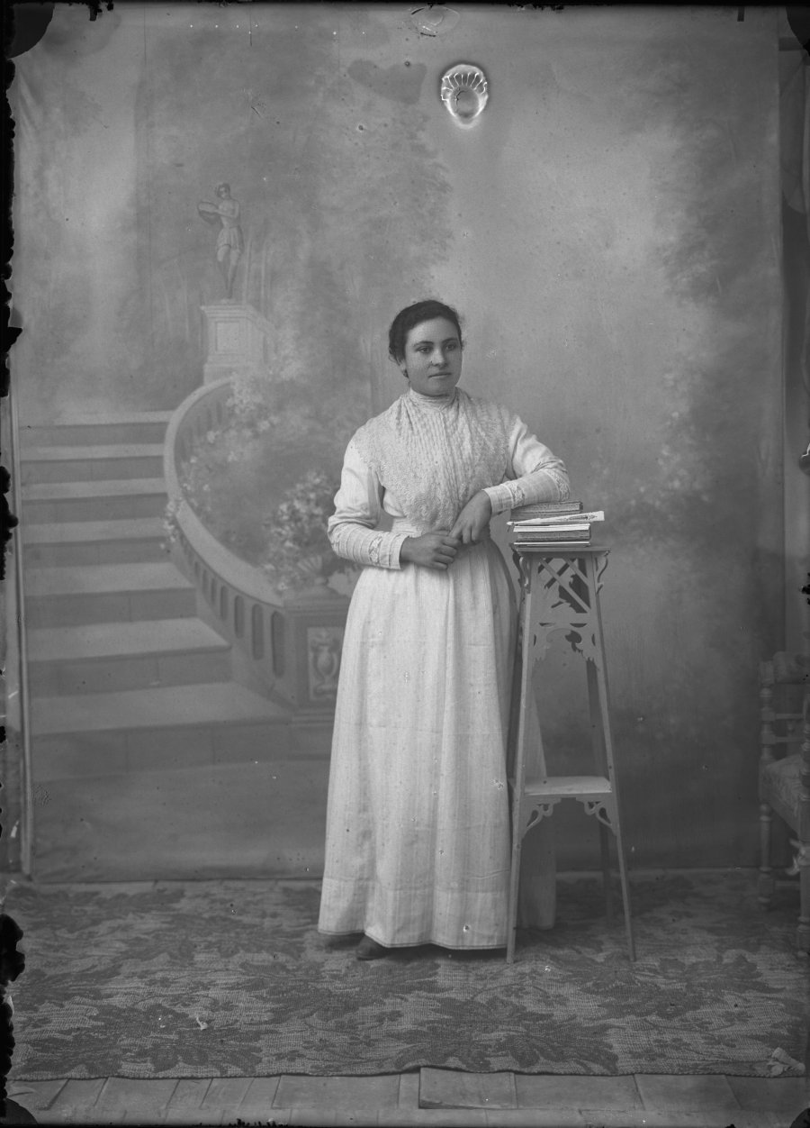 Retrato de estudio de una mujer joven con vestido blanco