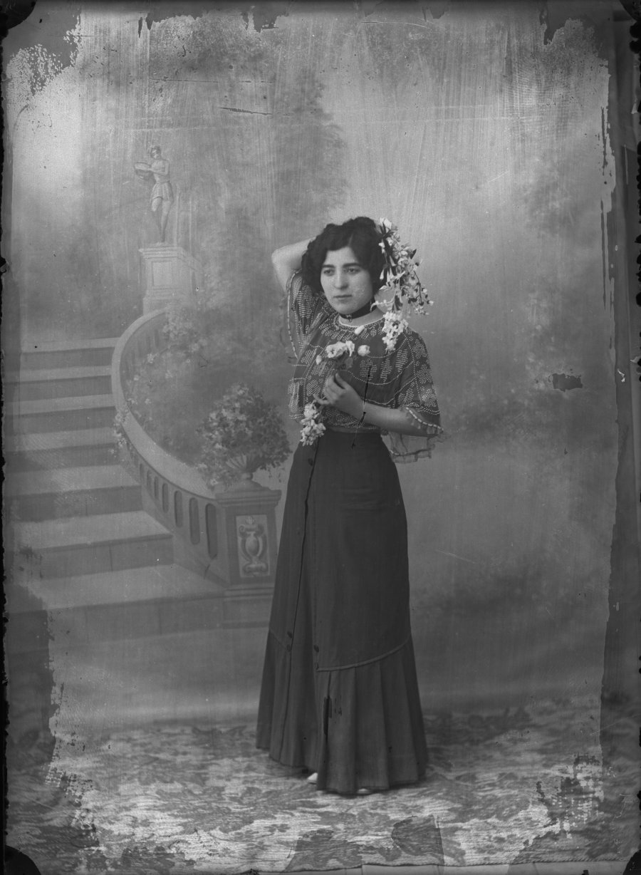 Retrato de estudio de una mujer joven con ramilletes de flores