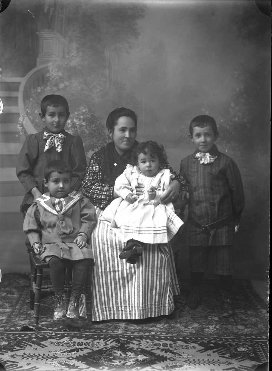 Retrato de estudio de una mujer con sus cuatro hijos