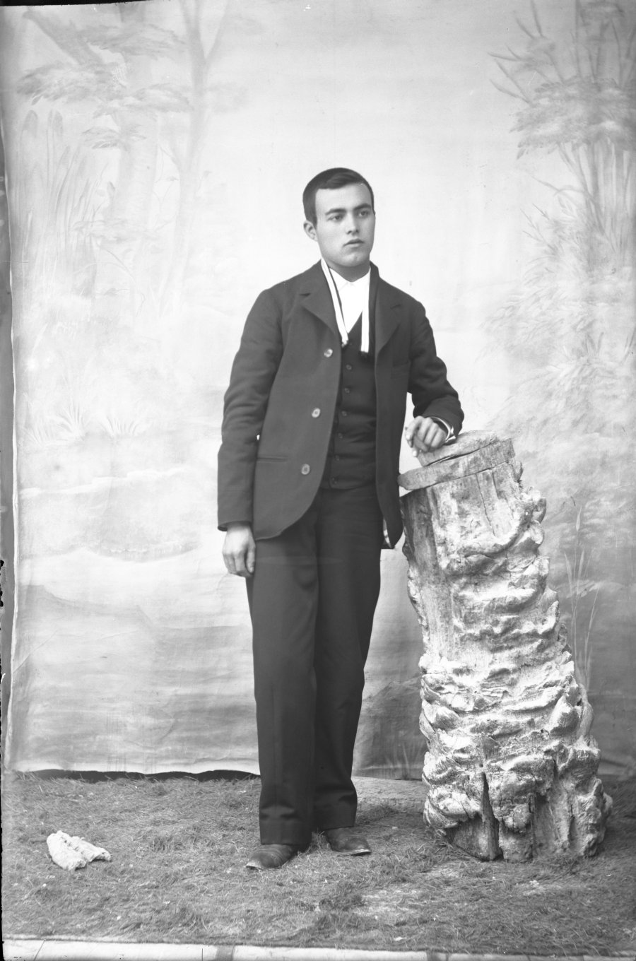 Retrato de estudio de un hombre joven con traje de tres piezas