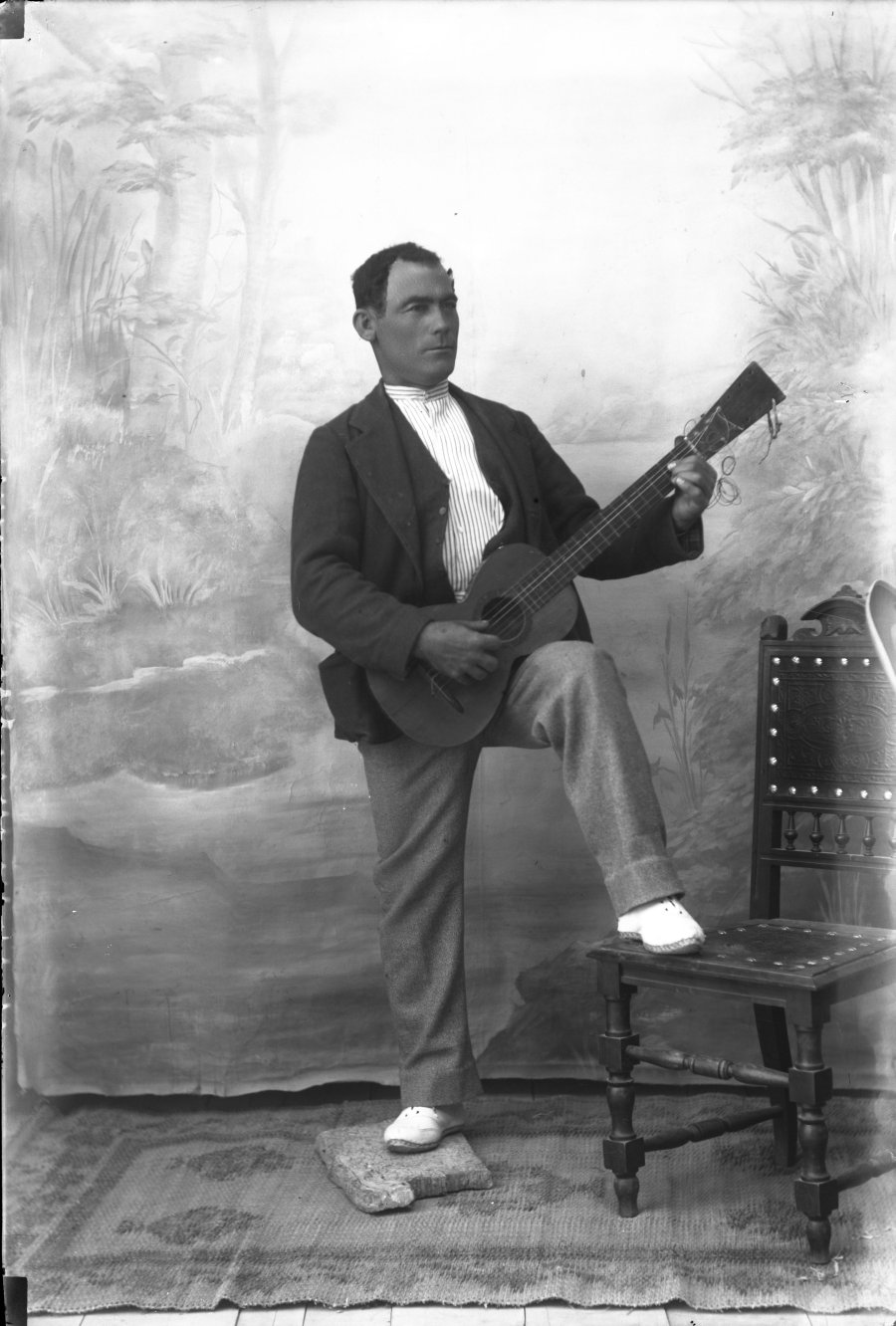 Retrato de estudio de un hombre con guitarra