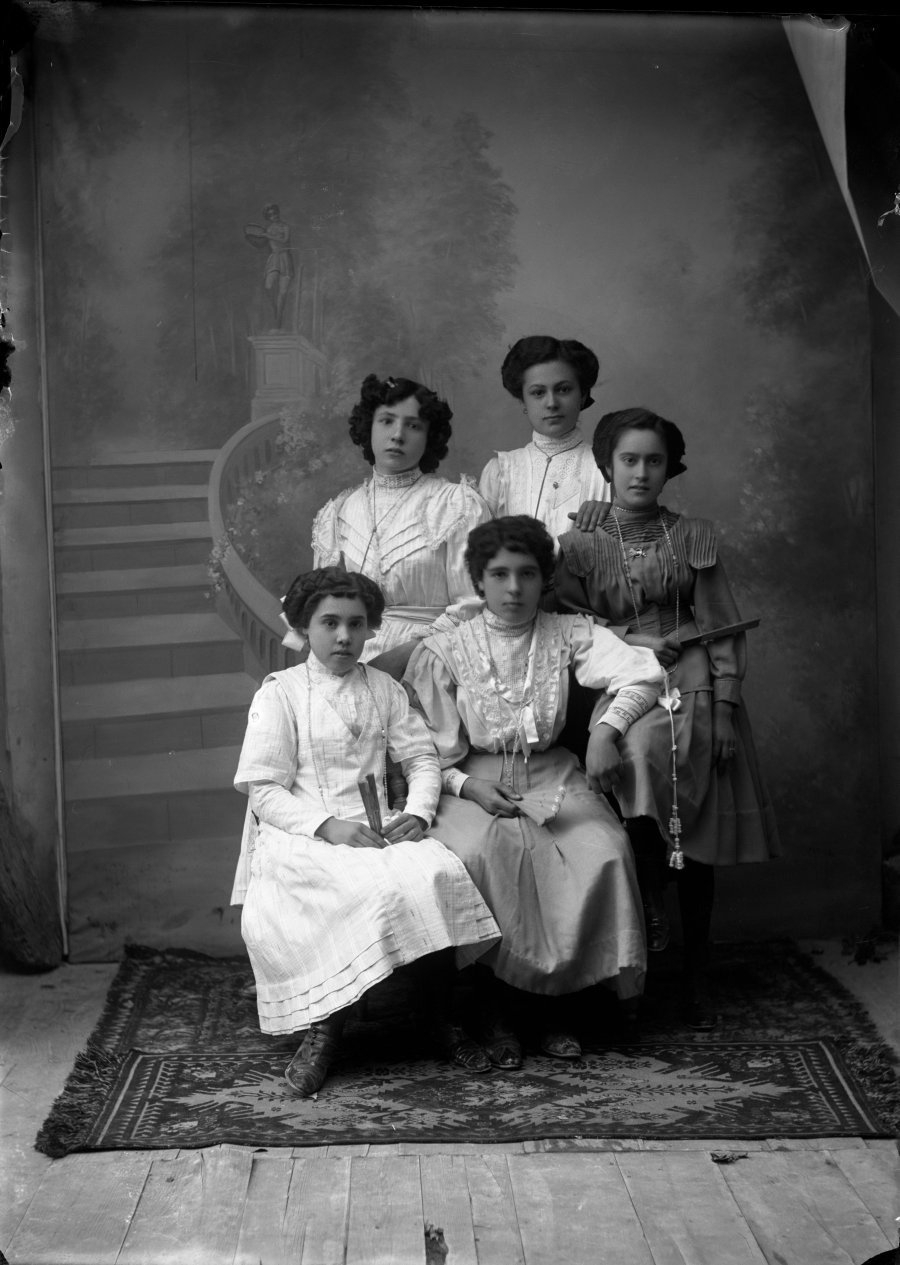 Retrato de estudio de cinco muchachas