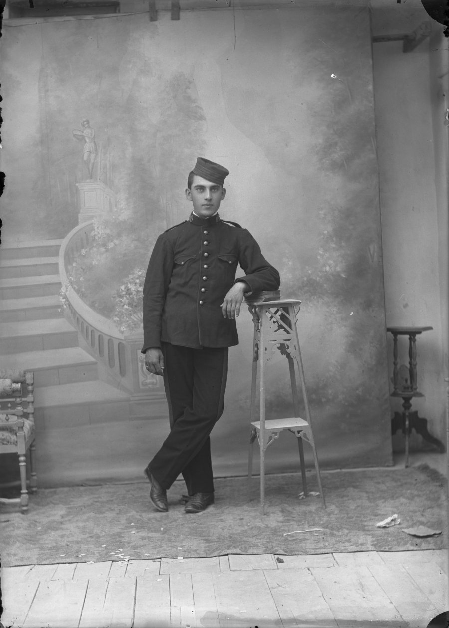 Retrato de estudio de un soldado de infantería del regimiento número 46 con uniforme militar