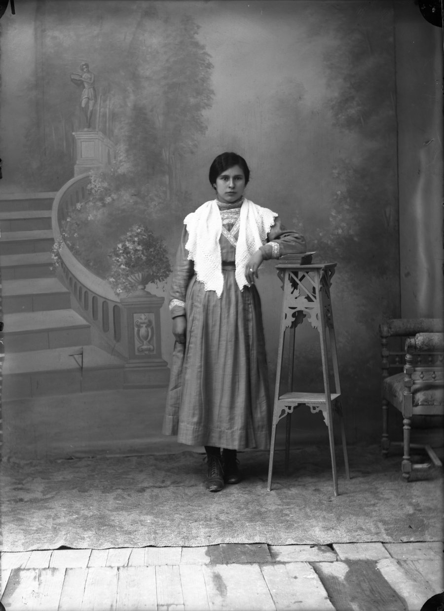 Retrato de estudio de una mujer joven con chal de ganchillo
