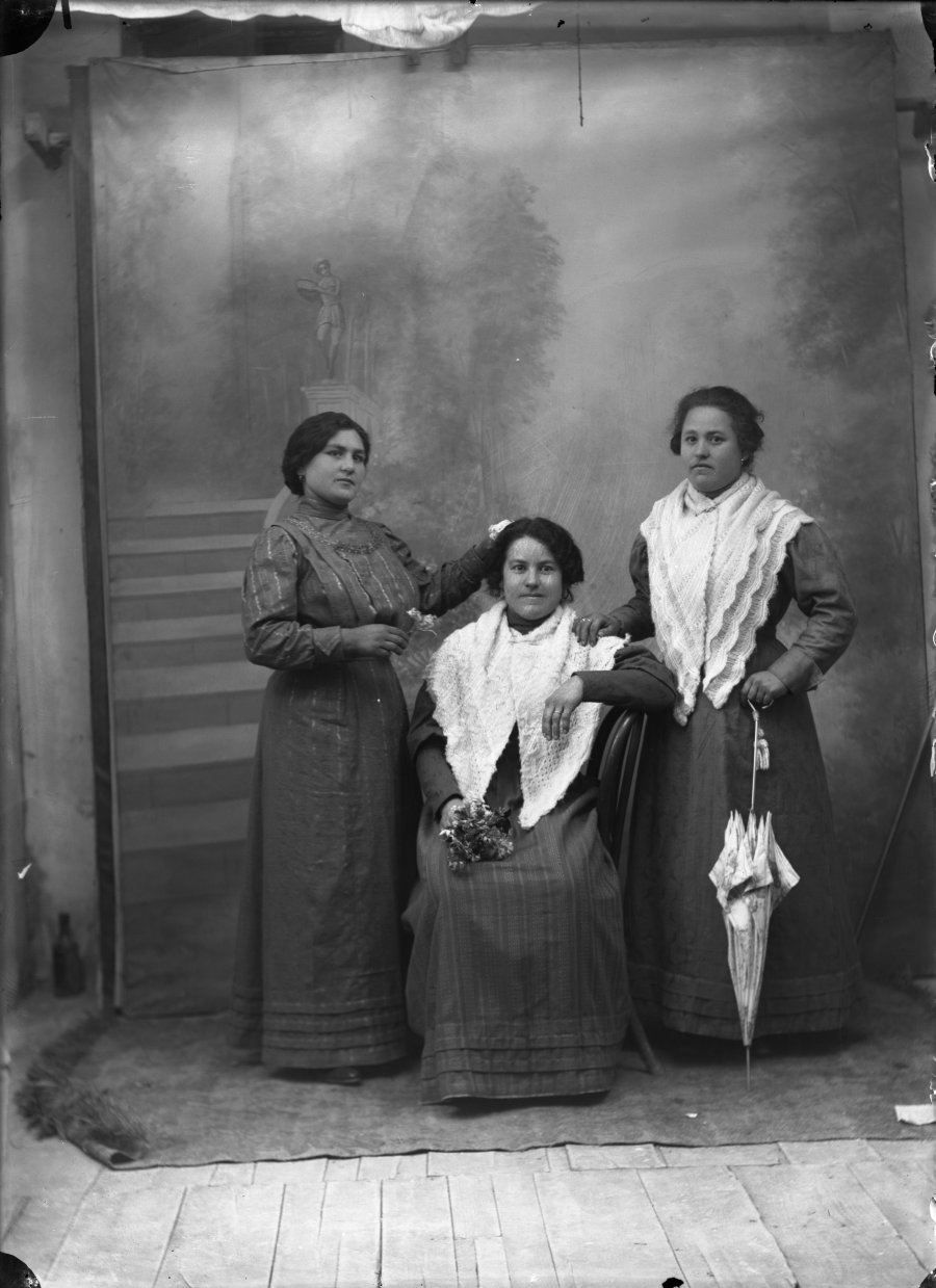 Retrato de estudio de tres mujeres