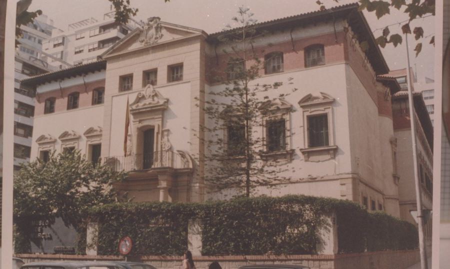 Vistas de la fachada de la Casa de la Cultura de Murcia, en la avenida Alfonso X el Sabio