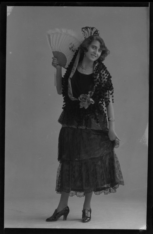 Retrato de cuerpo entero de Josefina Vicente con peineta, mantilla y abanico