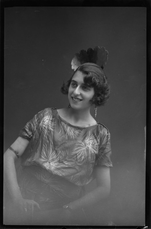 Retrato de medio cuerpo Josefina Vicente Martínez con peineta