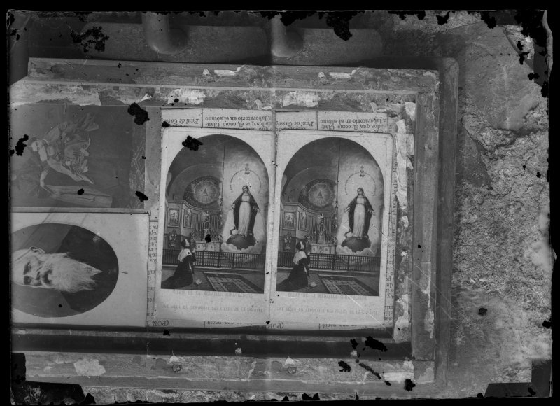 Reproducción fotográfica de dos retratos de estudio y dos estampas devocionales dispuestas sobre un marco de madera