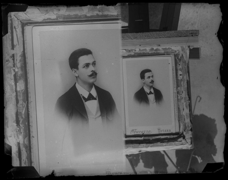 Montaje fotográfico con dos retratos de busto de un mismo hombre joven con bigote