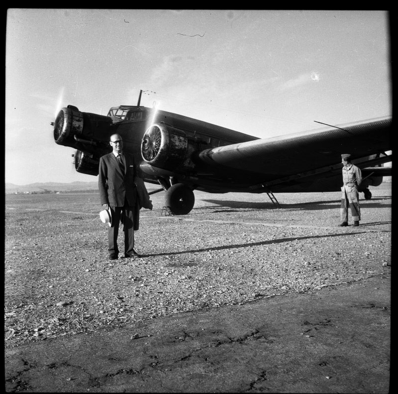 Emeterio Cuadrado posa delante de un avión Junkers Ju 52 antes de emprender el vuelo