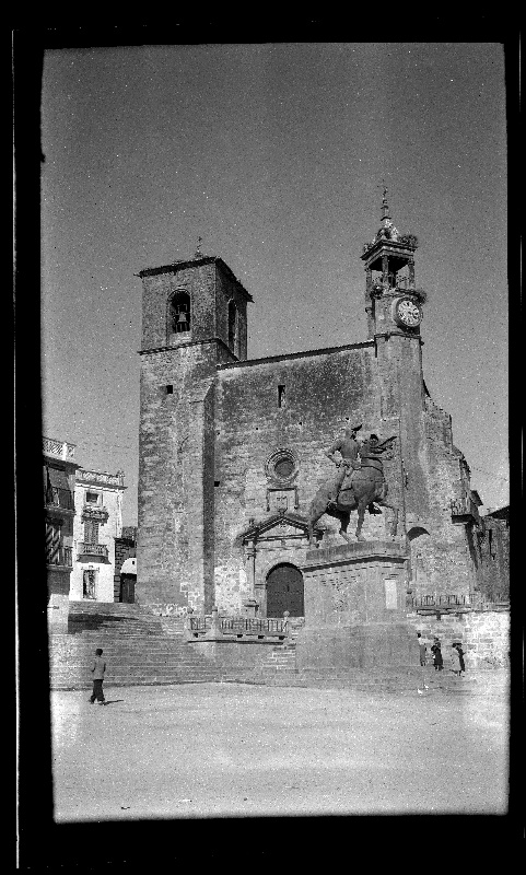 Escultura ecuestre de Francisco Pizarro y fachada de la iglesia de San Martín de Trujillo