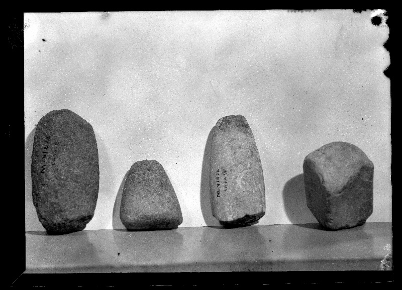 Fotografías de diversas herramientas realizadas en piedra que fueron encontradas en el cerro de Moratalla la Vieja