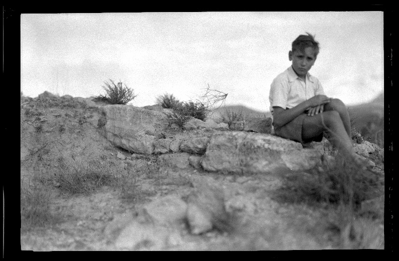 Un niño sentado en los restos de una muralla en algún lugar cerca de Isso