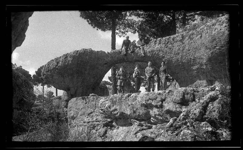 Un grupo de personas posando en la formación rocosa conocida como 