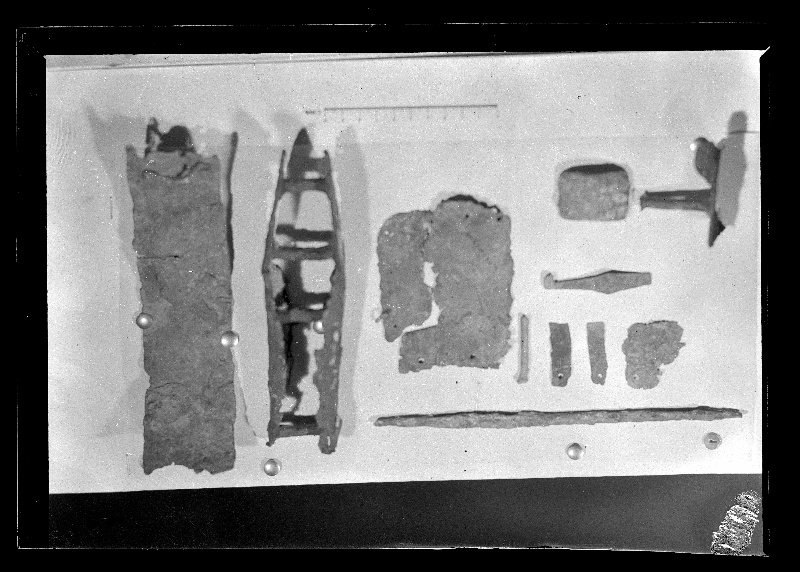 Fotografías de varios objetos encontrados en alguna excavación arqueológica