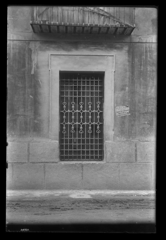 Vista de una ventana con una reja de hierro en un edificio de Murcia