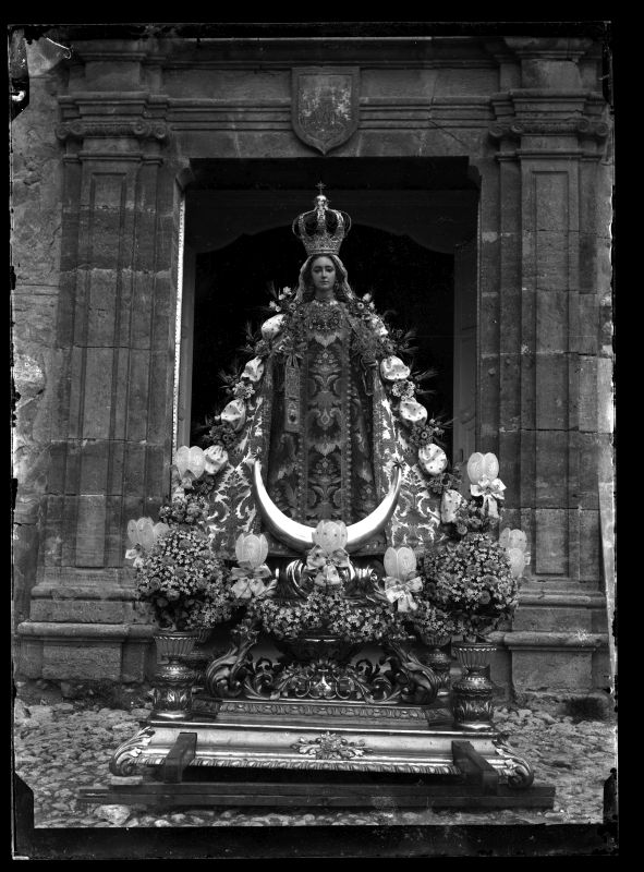 Escultura de la Virgen del Carmen sobre andas a la puerta de su ermita en Mula