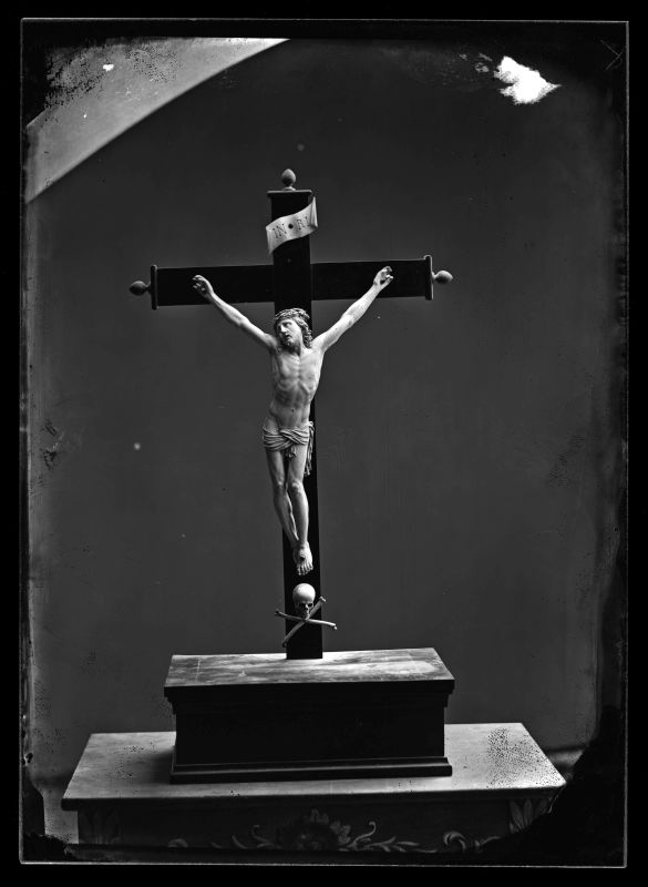 Escultura de un Cristo crucificado