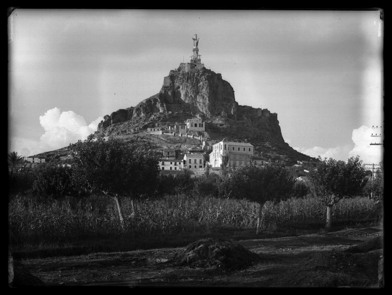 Vista del cerro y castillo de Monteagudo