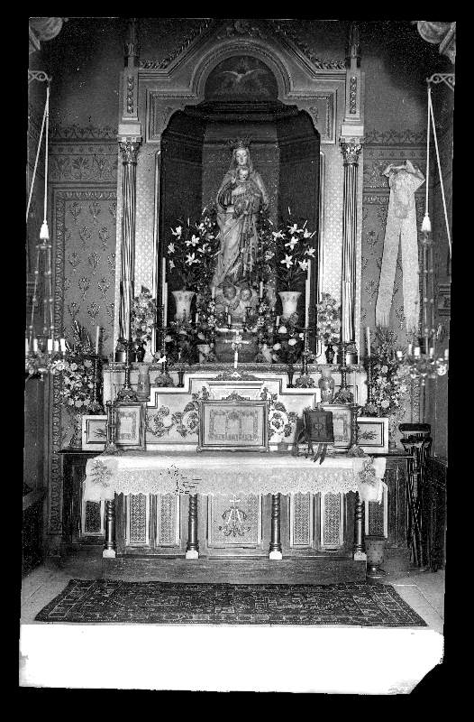 Vista del altar de Nuestra Señora de la Salud, de la capilla del balneario de Archena