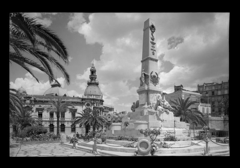 Vista del monumento a los héroes de Cavite con el Ayuntamiento de Cartagena al fondo