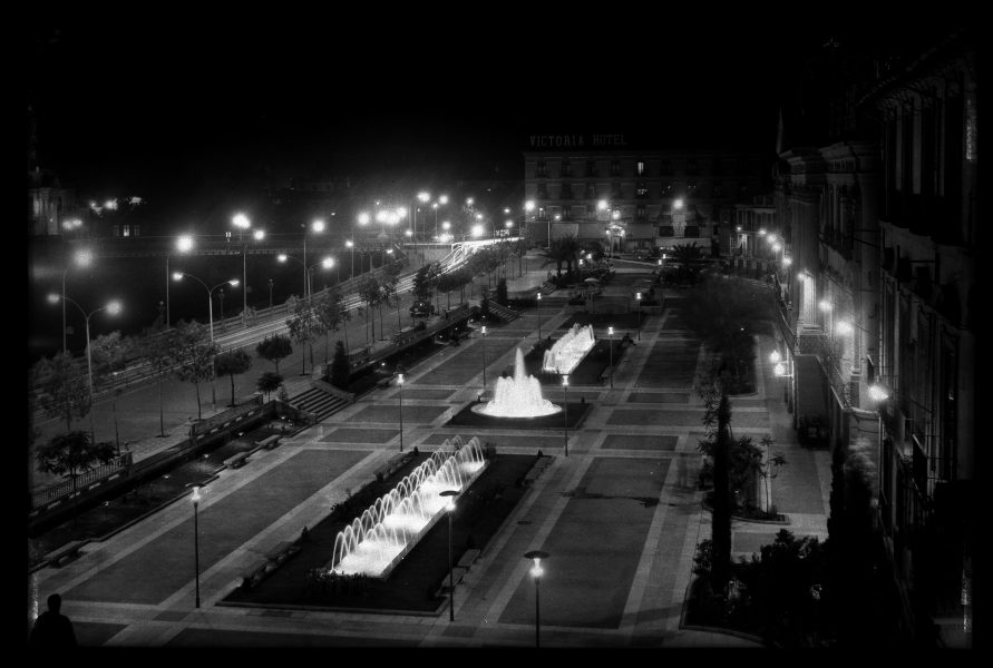 Vista nocturna de la Glorieta de España de Murcia con el Hotel Reina Victoria al fondo