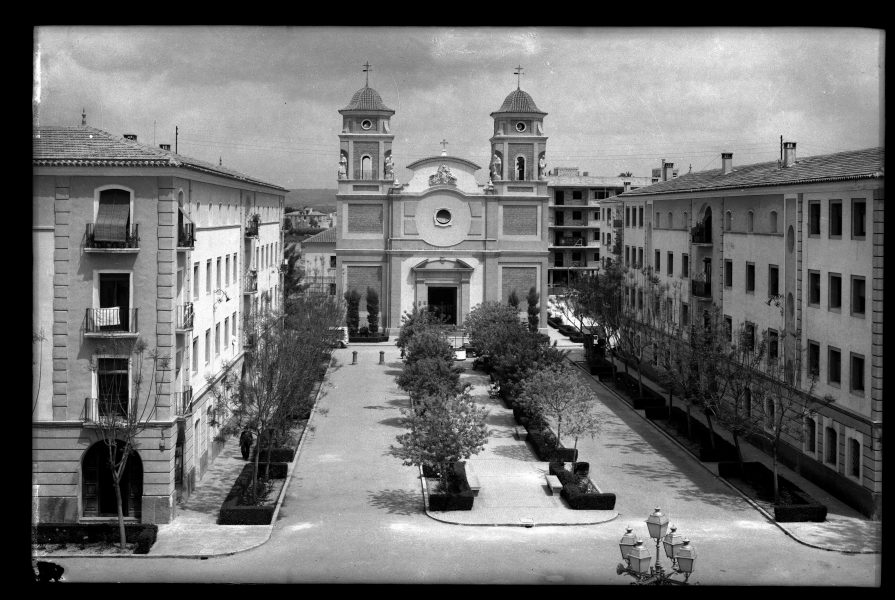 Vista de la plaza Federico Servet del barrio de Vistabella de Murcia con la iglesia Nuestra Señora de Fátima al fondo