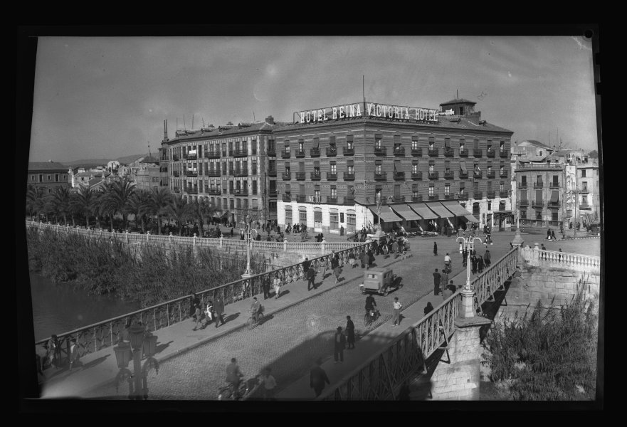 Vista del Puente Viejo y Hotel Reina Victoria de Murcia