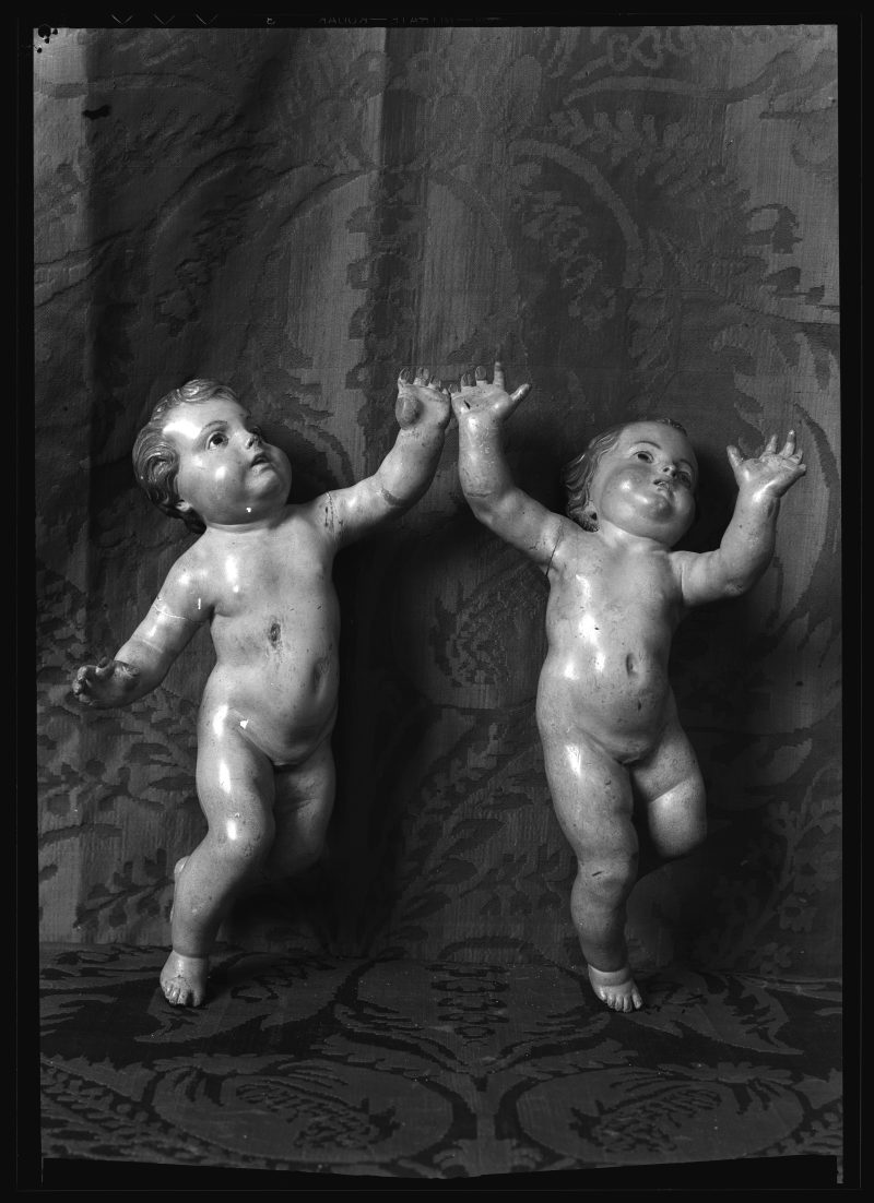 Escultura de dos angelitos de la iglesia de San Antolín de Murcia