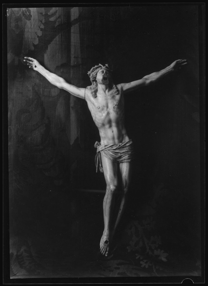Cristo crucificado de marfil de la iglesia de San Bartolomé de Murcia