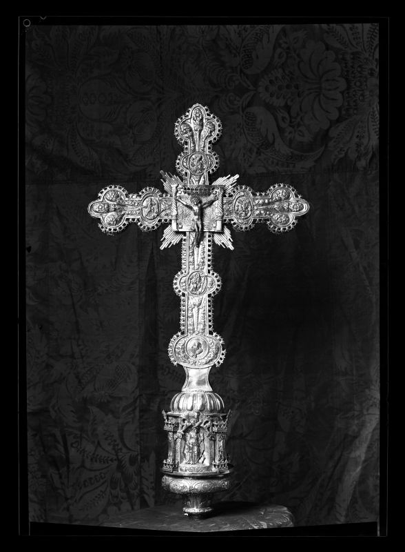 Anverso de la cruz parroquial de la iglesia de Nuestra Señora de la Asunción de Moratalla, obra del platero Alonso Cordero
