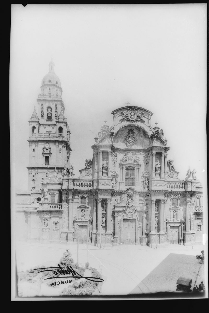 Vista de la fachada y torre de la catedral de Murcia