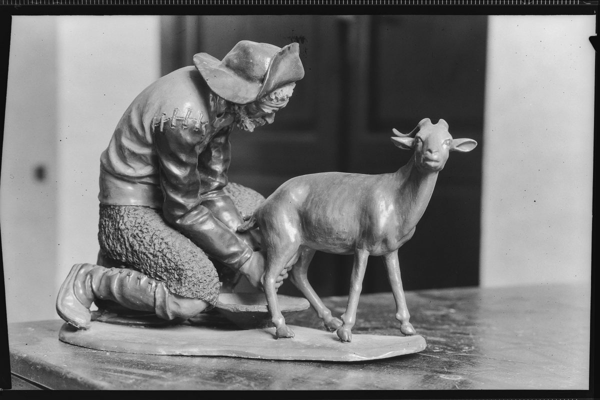Figura de un pastor ordeñando una cabra, perteneciente a un belén