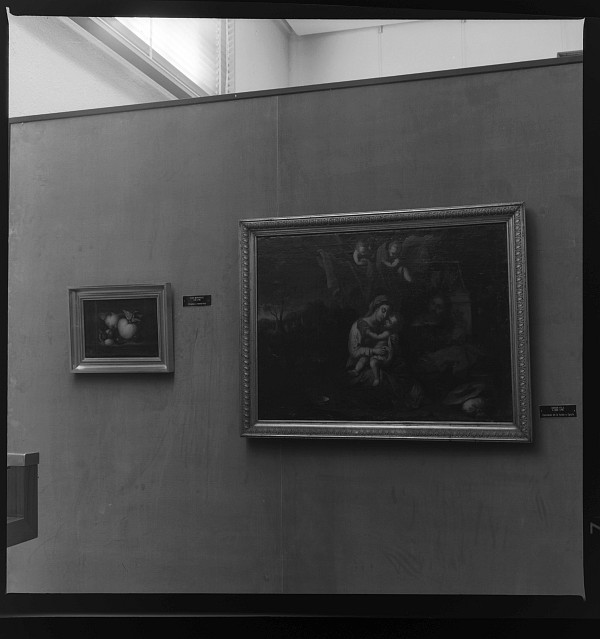 Reportaje con distintas vistas de conjunto de las obras de arte expuestas en la planta segunda, Sala V, del Museo de Bellas Artes de Murcia
