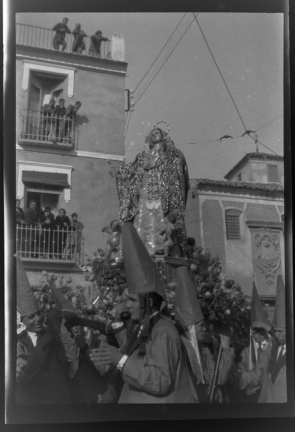 Fotografías de una procesión de Viernes Santo en Murcia