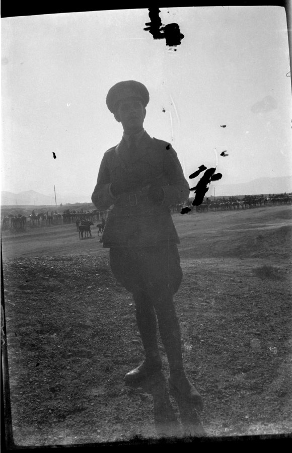 Retrato de cuerpo entero de Eduardo Forcén, con uniforme de oficial del ejército, posando en el campo marroquí