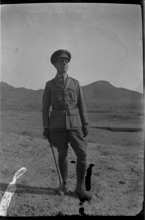 Retrato de cuerpo entero de Eduardo Forcén, con uniforme de oficial del ejército y fusta en la mano, posando en el campo marroquí