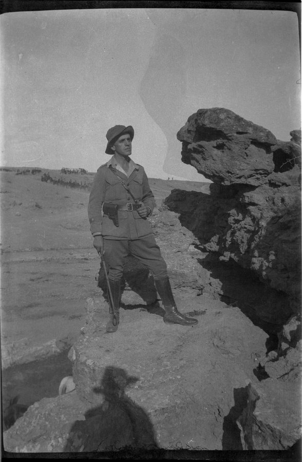 Retrato de cuerpo entero de Eduardo Forcén, con uniforme de campaña, posando en una zona rocosa de Marruecos