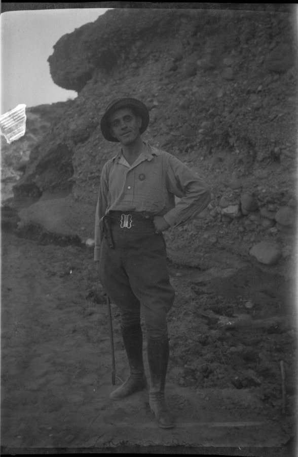 Retrato de cuerpo entero de Eduardo Forcén, con uniforme de campaña, junto a una formación rocosa en Marruecos