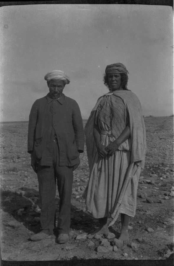 Retrato de cuerpo entero de un marroquí acompañado de una mujer, probablemente su sirviente bereber