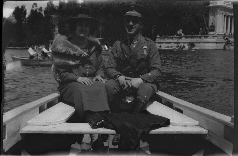 Retrato de Eduardo Forcén con su esposa en una barca en el estanque del Parque del Retiro.