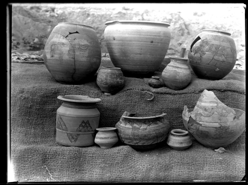 Ajuar compuesto por vasijas hallado en la necrópolis del yacimiento de El Cigarralejo.