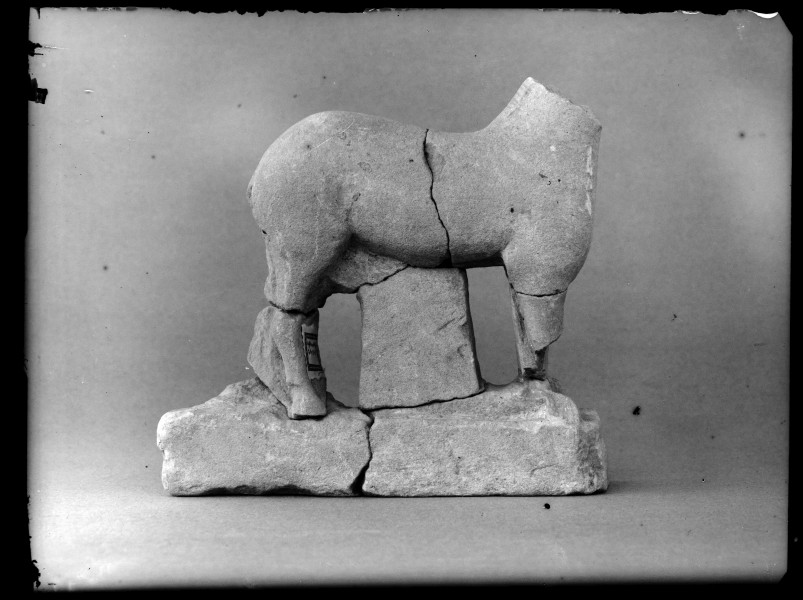 Escultura de caballo sobre pedestal (exvoto nº 24, sección C, grupo 1º).