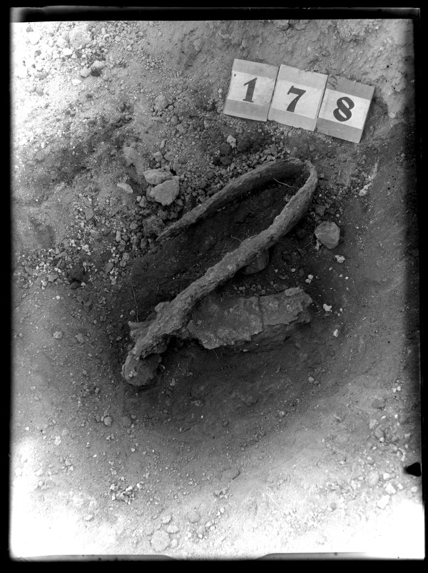 Falcata en la tumba número 178 de la necrópolis del yacimiento de El Cigarralejo.