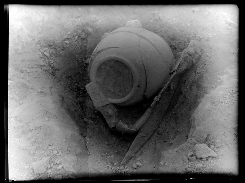 Vista frontal de urna cineraria y falcata de la tumba número 136 en la necrópolis del yacimiento de El Cigarralejo.