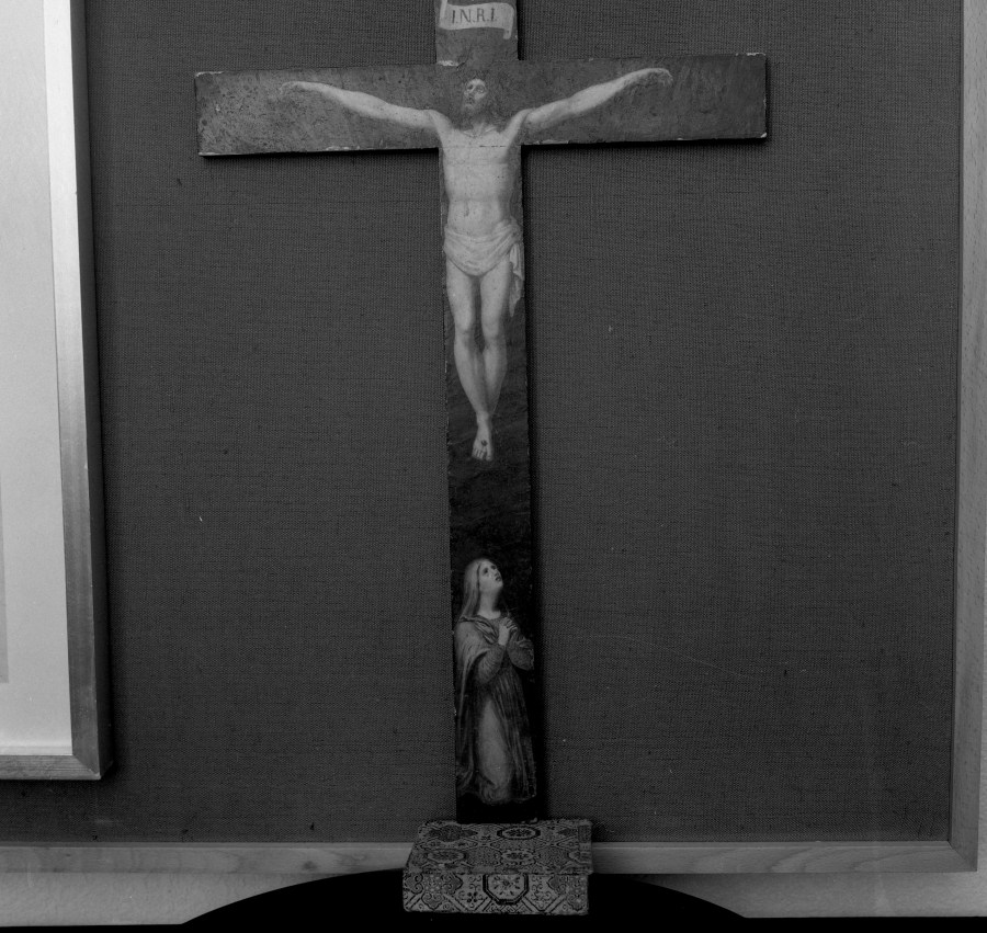 Crucifijo de madera con Cristo y la Virgen pintados en sus superficie
