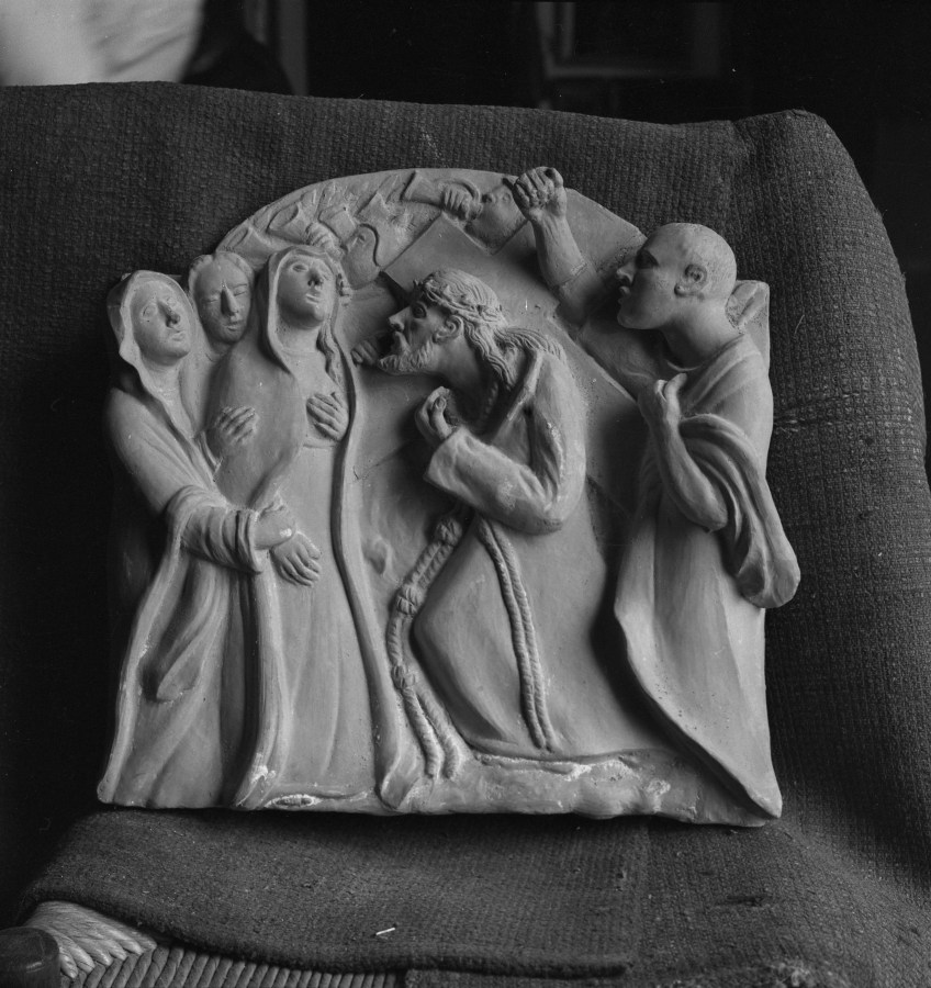 Vía Crucis. cuarta estación: encuentro de Jesús con su madre (relieve), obra de Antonio Garrigós Giner