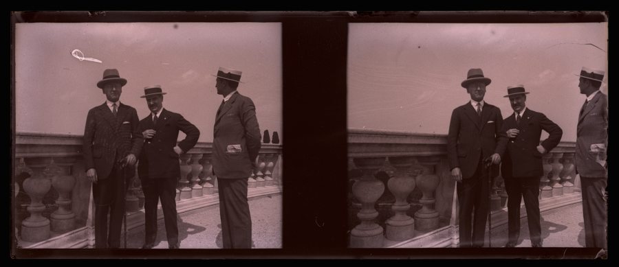 Tres hombres junto a la balaustrada de un mirador, probablemente en la Costa Azul de Francia.