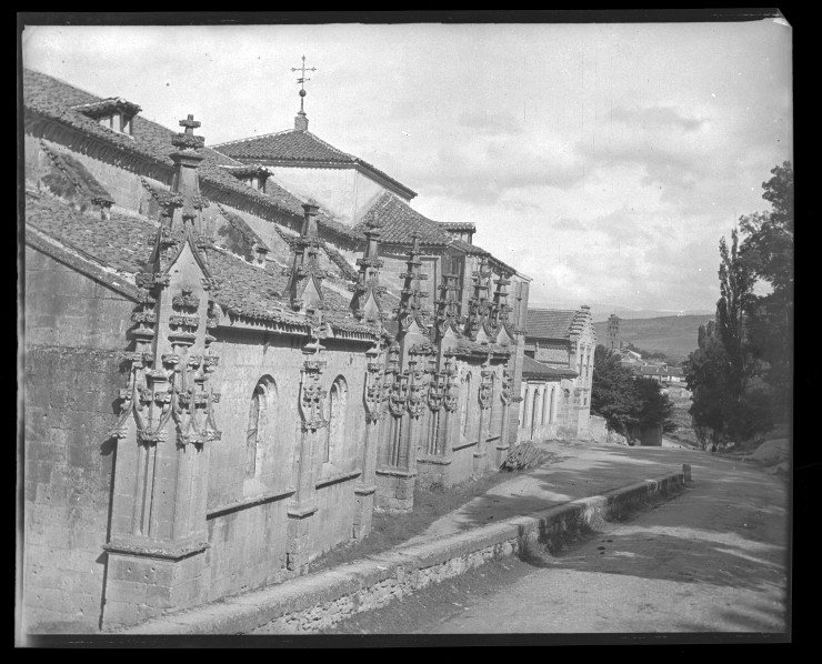 Vista de un lateral de la iglesia del  antiguo convento de la Santa Cruz y hospicio de Segovia.